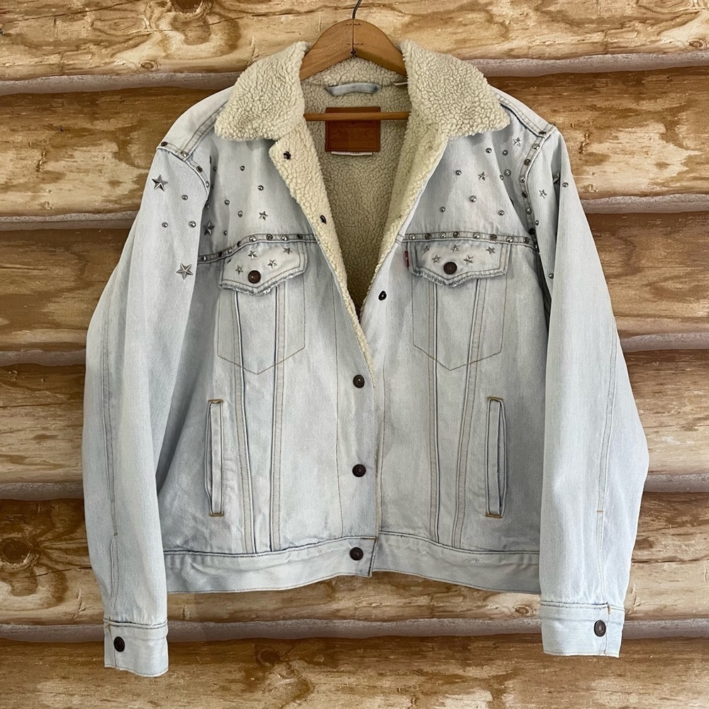 ❤️‍🔥Levi’s light wash Sherpa lined star studded denim trucker jacket size XL - Picture 2 of 16